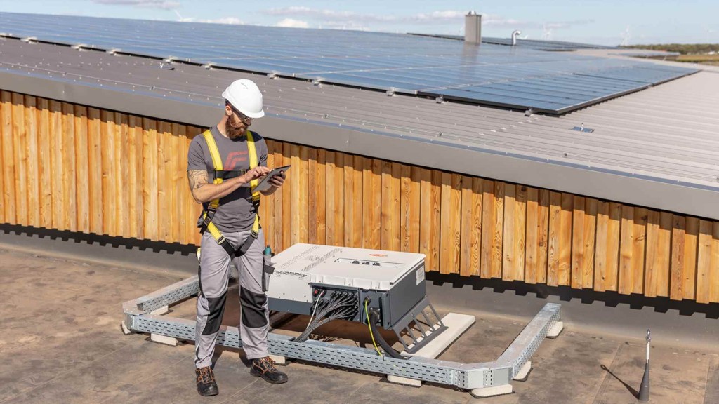 Fronius Tauro rooftop installer with large solar array